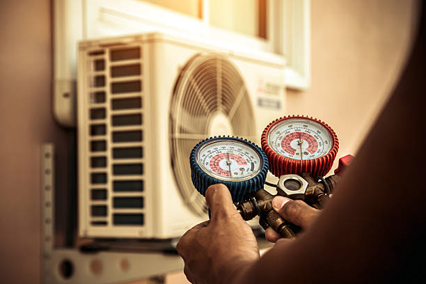 Professional Hvac technician working in Lyons, OR
